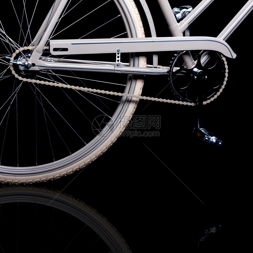 旧旧改装的回型自行车     细节圆形齿轮框架金属踏板反射技术机械橡皮圆圈图片
