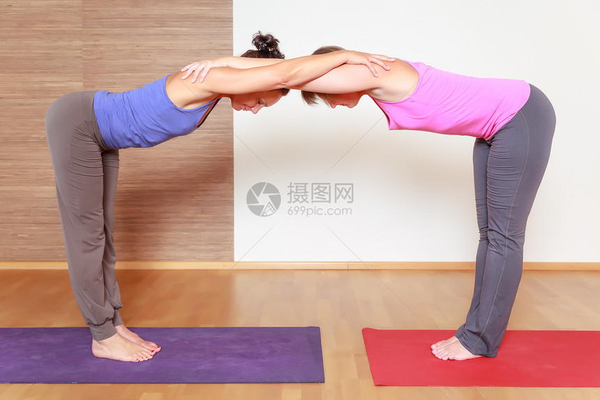 瑜伽演习课程闲暇团体中心老年治疗健身房专注女性运动图片