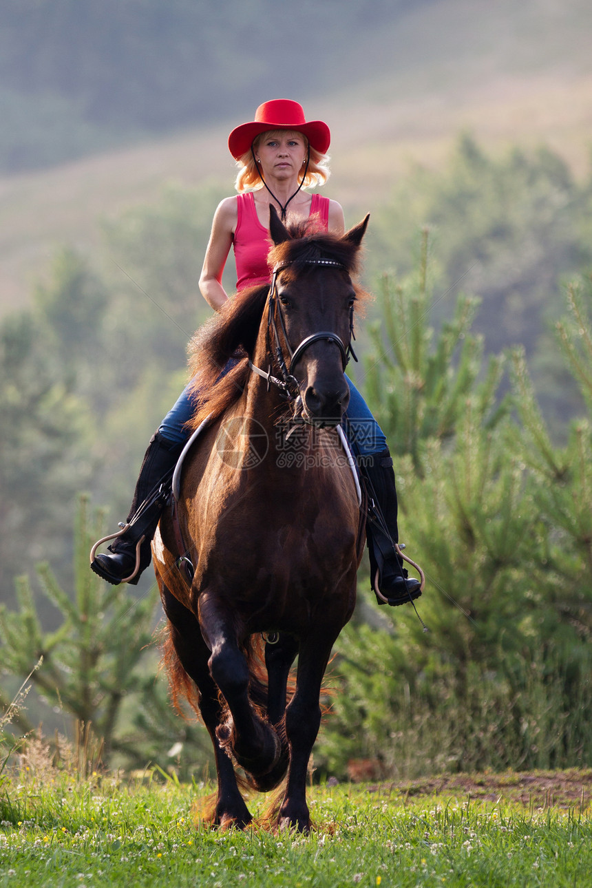 戴红帽子的女性骑着农村动物宠物手臂闲暇娱乐头发活动女士女骑士图片