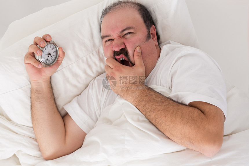 患有失眠的人睡眠检查钟表休息辩论眉头睡衣用品胡须男性图片