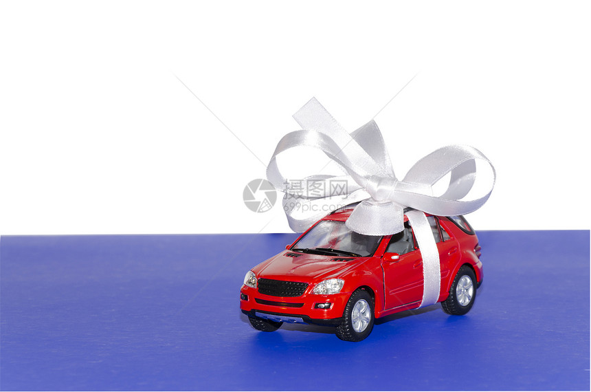 红色车 带白丝带白色桌子玩具礼物宏观蓝色磁带图片