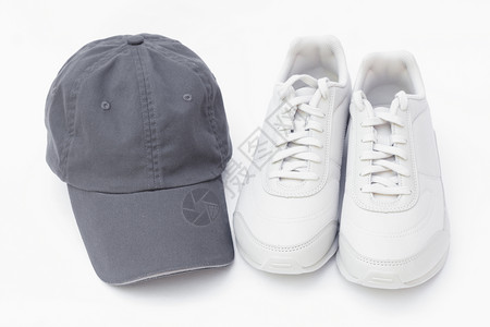 跑鞋和棒球帽活动培训师蕾丝运动锻炼鞋类白色靴子慢跑鞋跑步背景图片