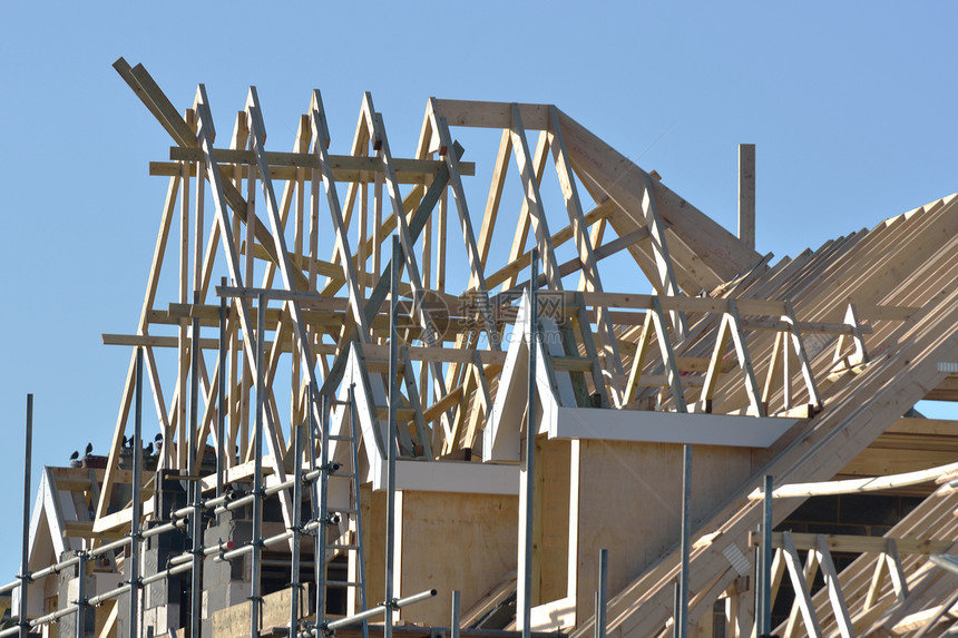 屋顶正在建造中构图脚手架框架建筑装修住房木头财产建筑学住宅图片