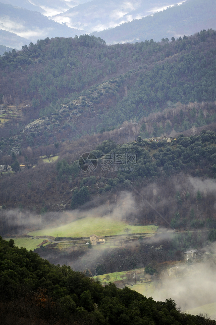 Cevennes山脉飞檐全景天空树木岩石森林国家建筑旅行风景图片