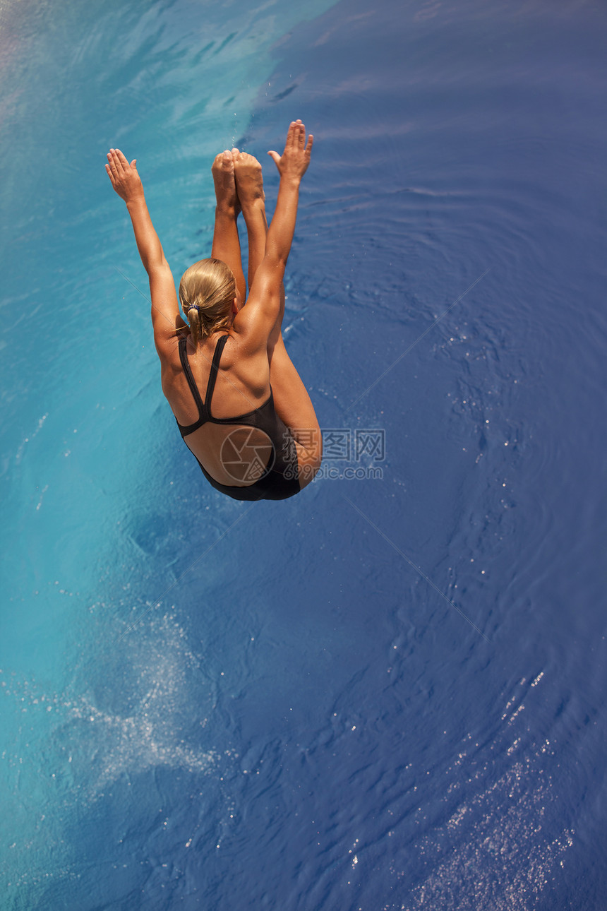 跳板跳女性太阳假期海岸乐趣海滩游泳活动游泳者水池图片