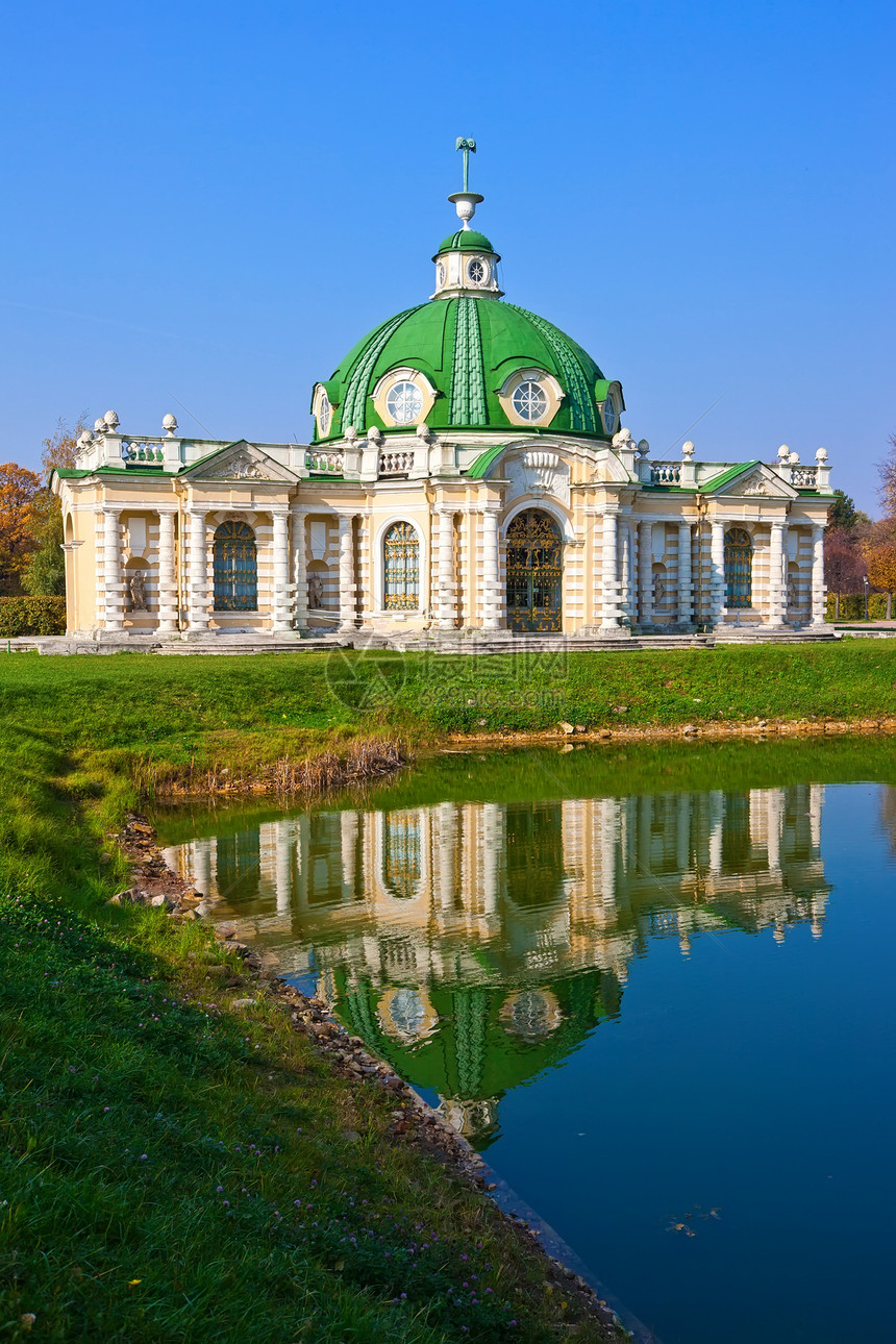 库斯科沃的格罗托教堂公园旅行大厦石窟池塘建筑天空建筑物住宅文化图片