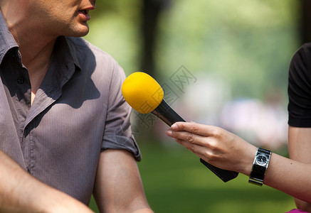 人民之声面试访谈记录麦克风收音机演讲人民民众绿色嗓音讨论黄色背景