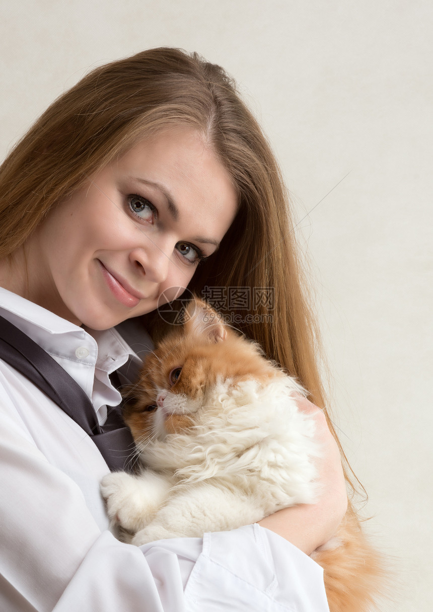 拿着一只红猫的好女孩白色女孩宠物乐趣红色微笑图片
