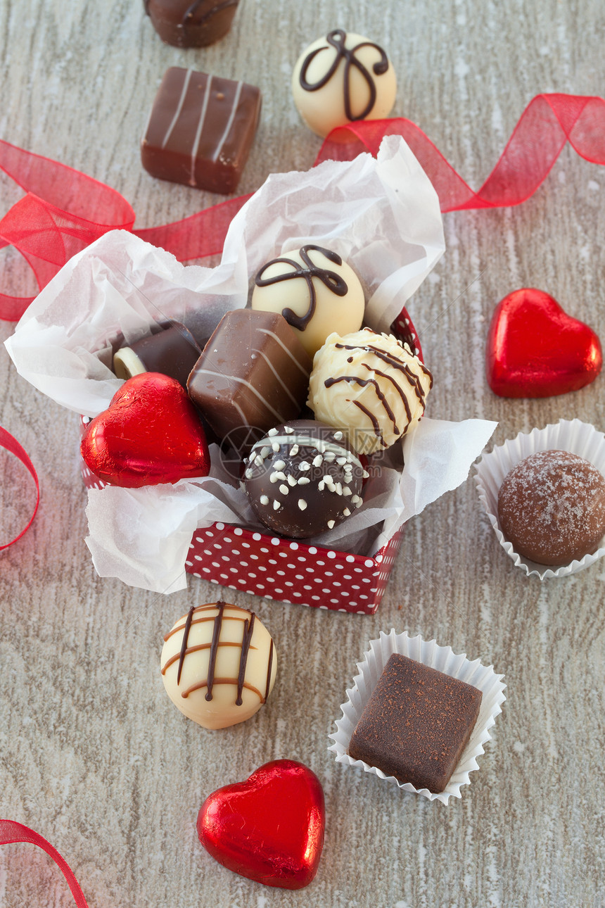 巧克力种类繁多条纹款待盒子灰色红色糖果婚礼生日心形图片