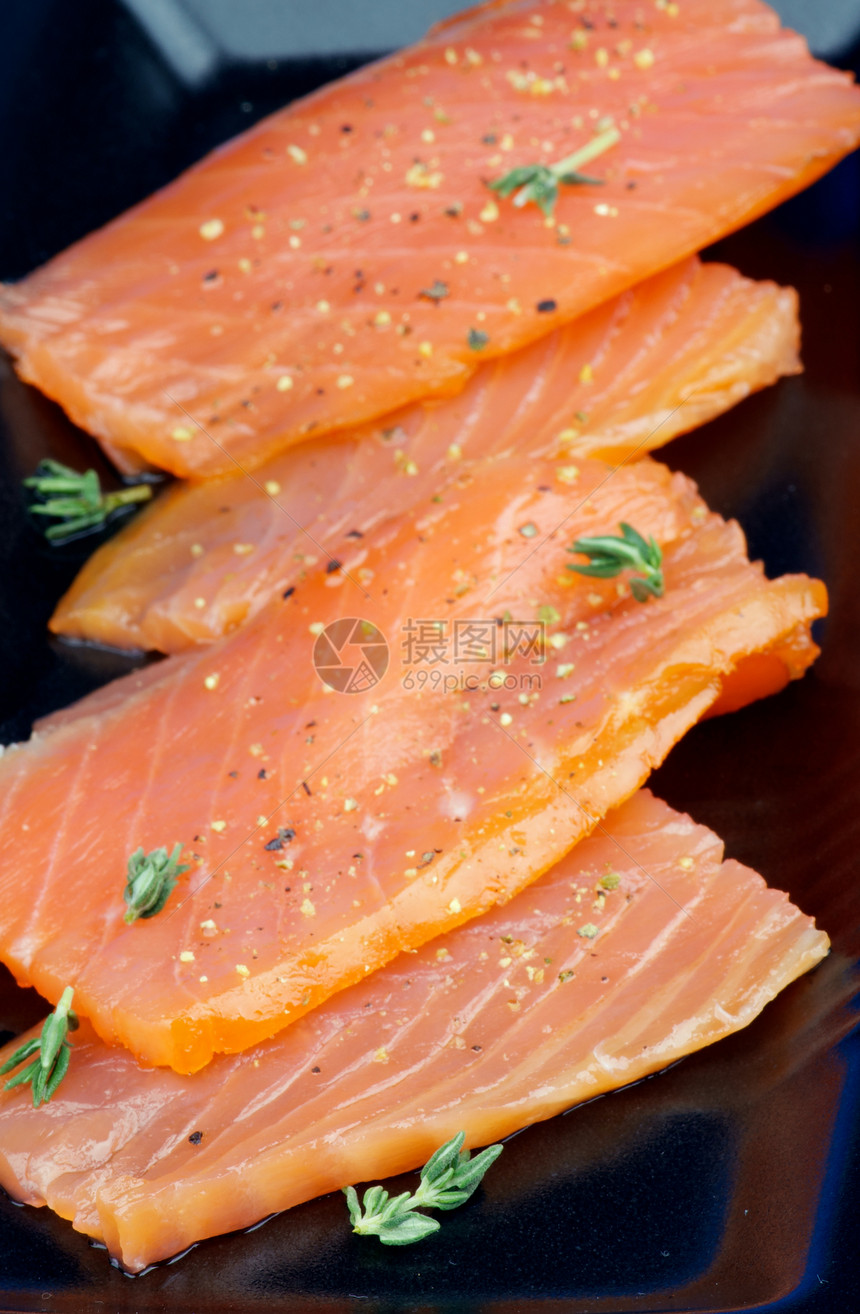 烟熏鲑鱼熟鱼盘子宏观鱼片美食家小吃橙子起动机海鲜红色图片