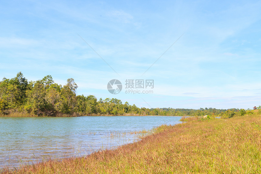蓝天森林中的湖 泰国豪叶图片