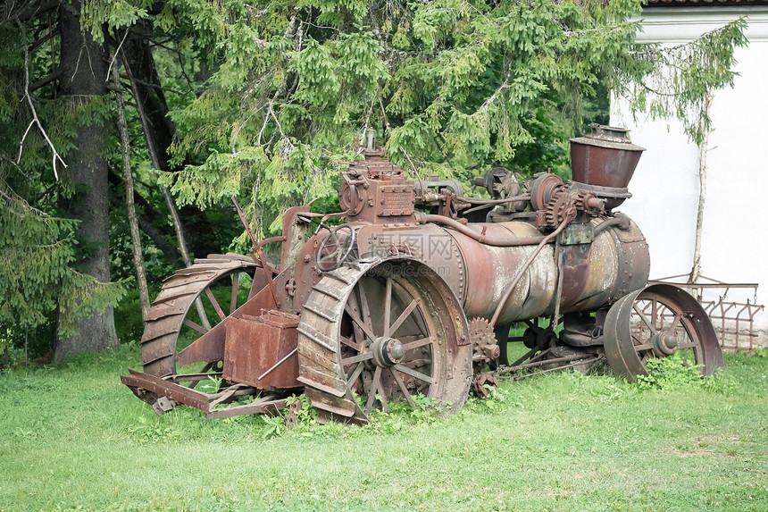旧的生锈农用拖拉机核桃城堡俱乐部文化眼睛旅行村庄坚果车轮方法图片