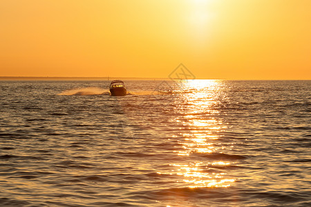 砗磲夏季海上日落风车海岸太阳摩托艇海浪海滩反射涡轮机风力支撑背景