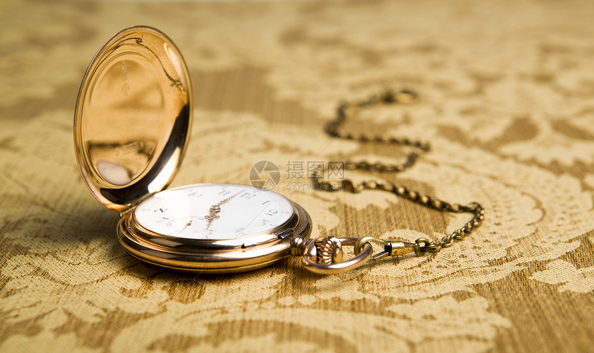 金桌布上的黄金袖手表图片