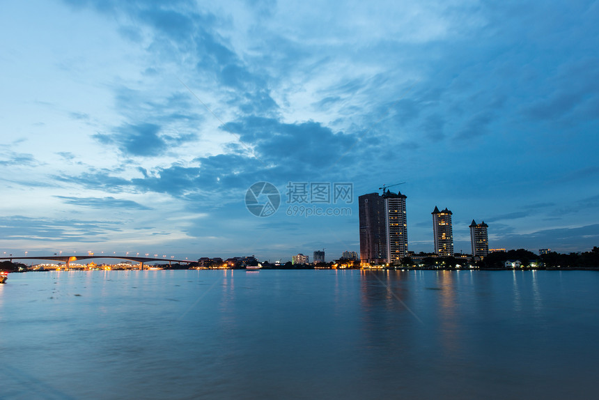 曼谷市风景 在黄昏时拍摄金融办公室景观建筑物历史性天际商业城市首都图片