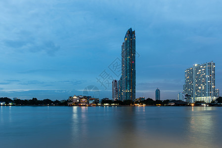 曼谷市风景 在黄昏时拍摄建筑物商业城市金融首都景观办公室天际历史性背景图片