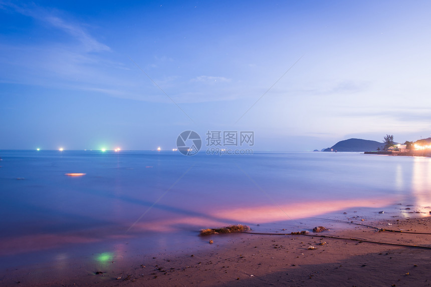 色彩多彩的夜海橙子岩石反射场景天际假期金子季节晴天地平线图片