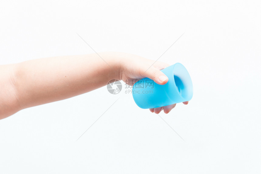 亚裔妇女拿着一个小塑料杯手指女孩塑料手势工作室杯子女士积分白色图片