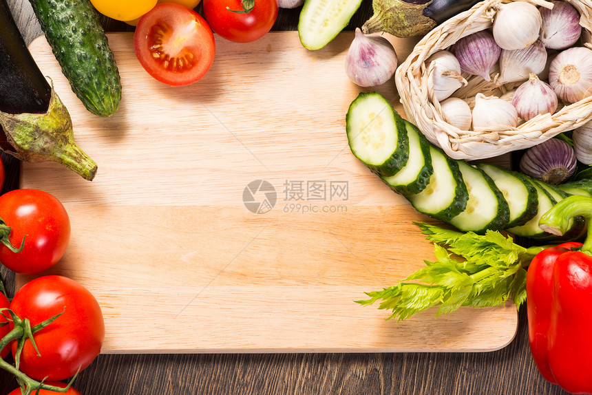 厨房餐桌上的蔬菜木头美食橙子框架边界餐厅香料饮食桌子烹饪图片