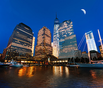 月亮船晚上世界金融中心夜幕游艇场景办公室地标建筑学城市景观摩天大楼市中心旅行背景