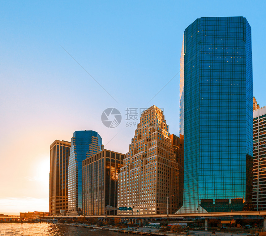 曼哈顿现代建筑太阳地标日落旅行反射场景城市黄色天空红色图片