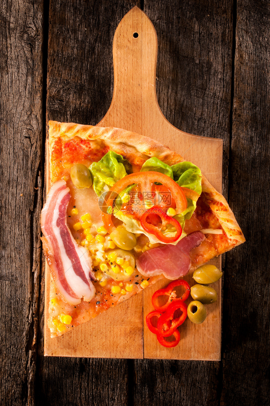 棋盘上的比萨披萨食物胡椒乡村草药木板辣椒熏肉桌子糕点美食图片