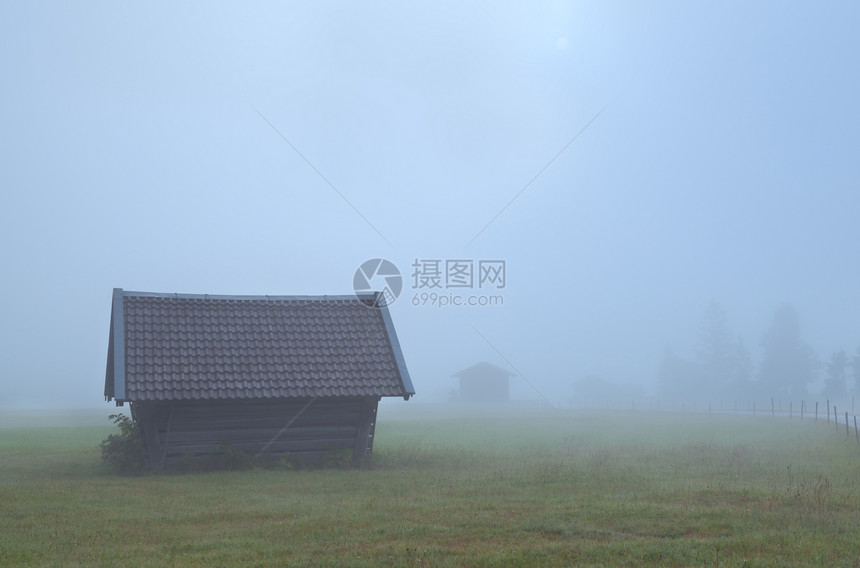 浓雾中的旧木屋图片