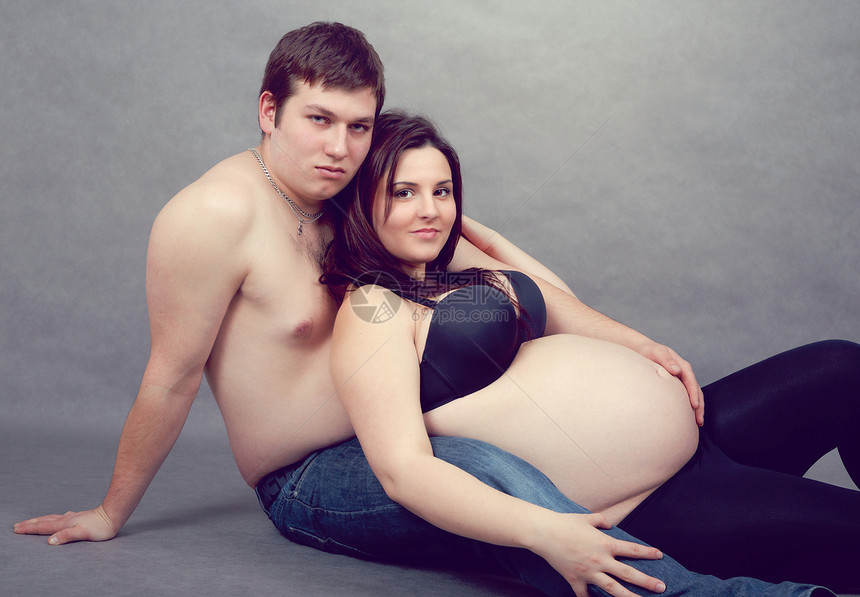 爱着幸福的一对夫妻 与丈夫一起怀孕的女人工作室家庭腹部母性男人男性肚子妻子喜悦父亲图片