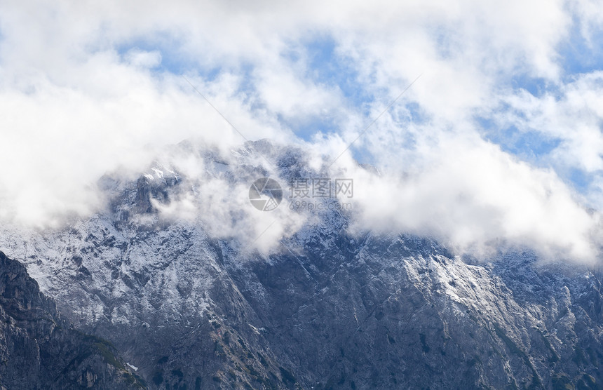 白云中的高山峰图片