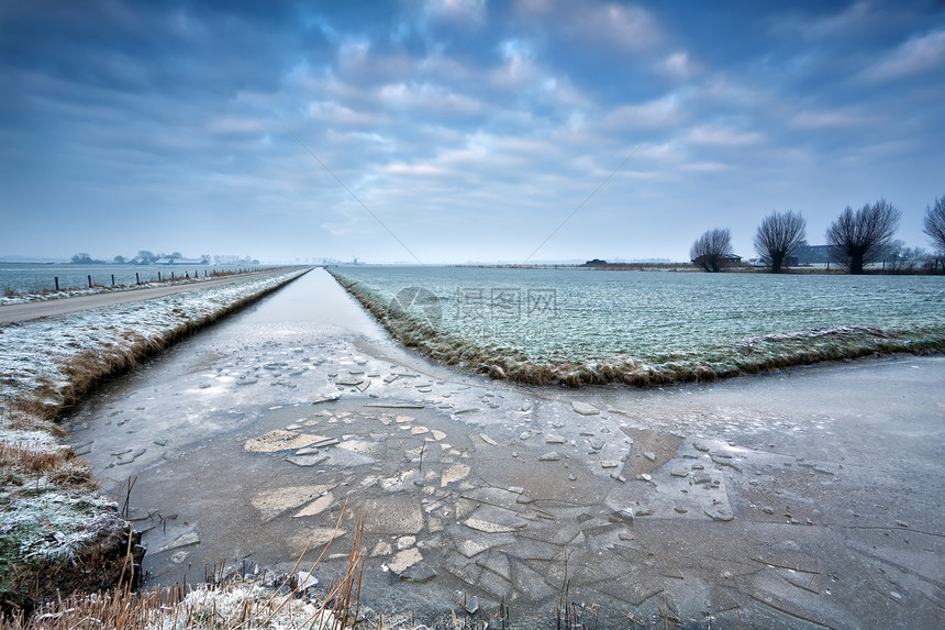 荷兰农田冰冻河流上的破碎冰霜图片