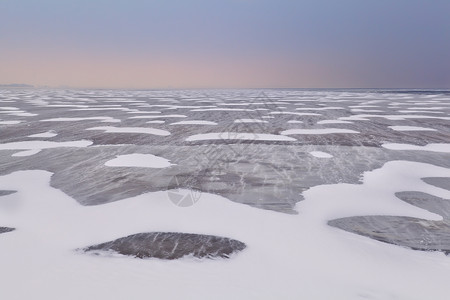 冰冻的Ijsselmeer湖上的雪和风纹高清图片