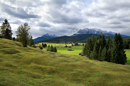 巴伐利亚的绿色高山草原高清图片