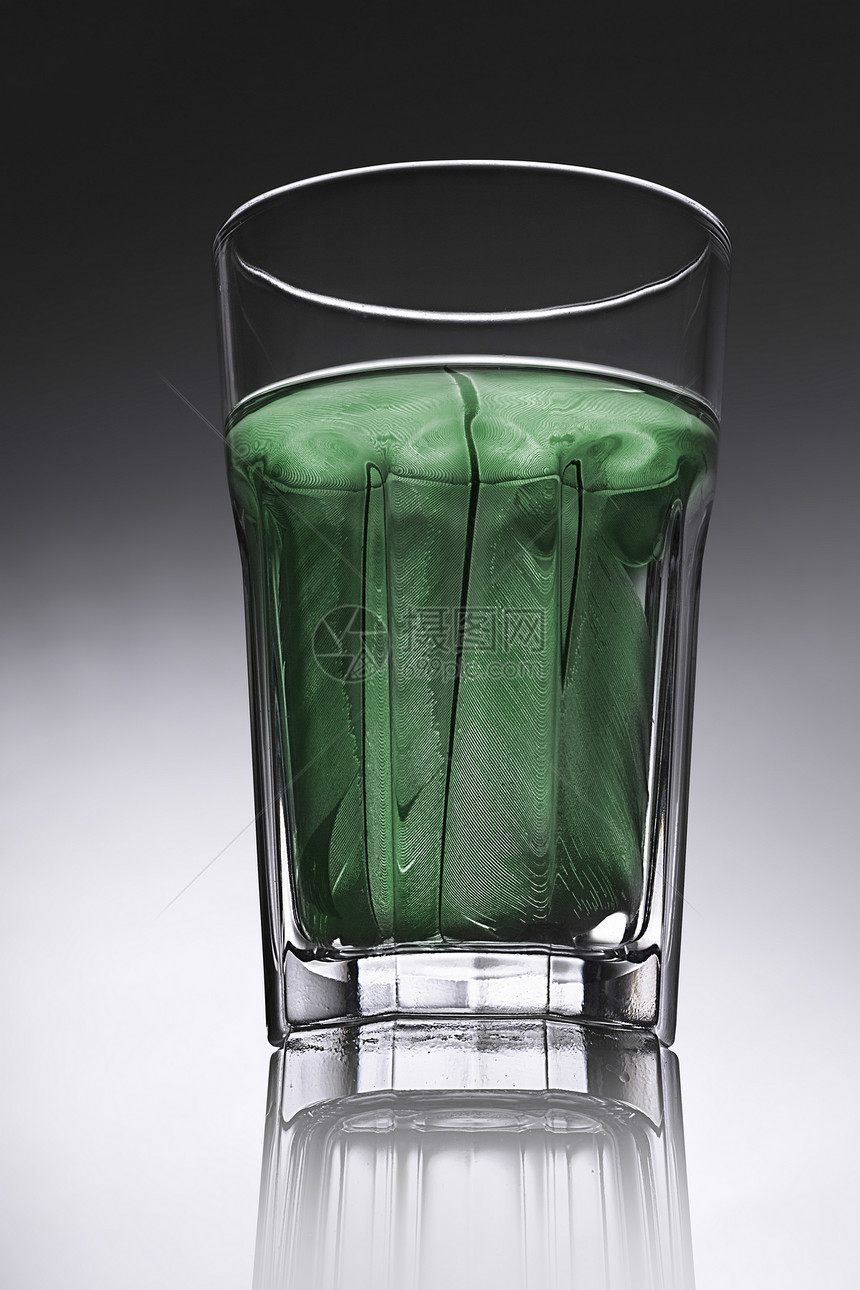 简单水玻璃 有绿色结构化水图片