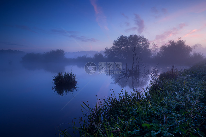 沉雾在湖面上日出日落衬套蓝色风景薄雾太阳天空农村反射精神图片