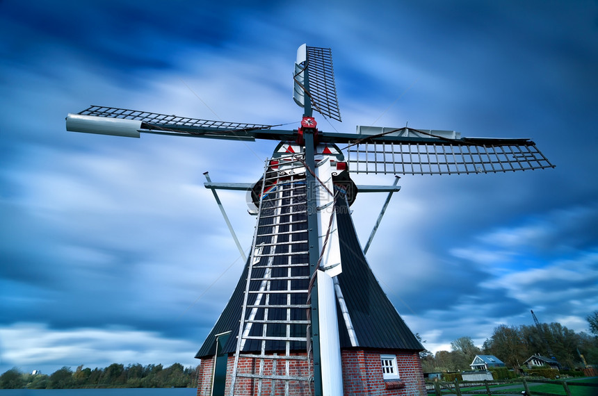 荷兰风车和云天图片