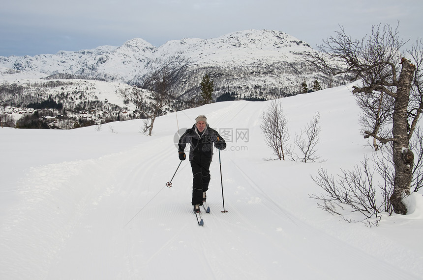 跨越国界的男性滑雪运动员图片