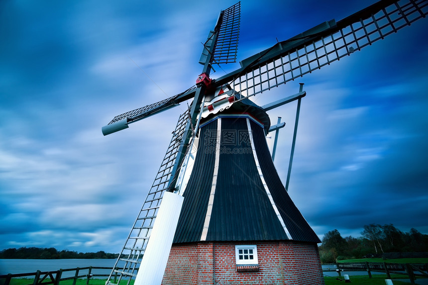 荷兰风车在模糊的天空之上图片