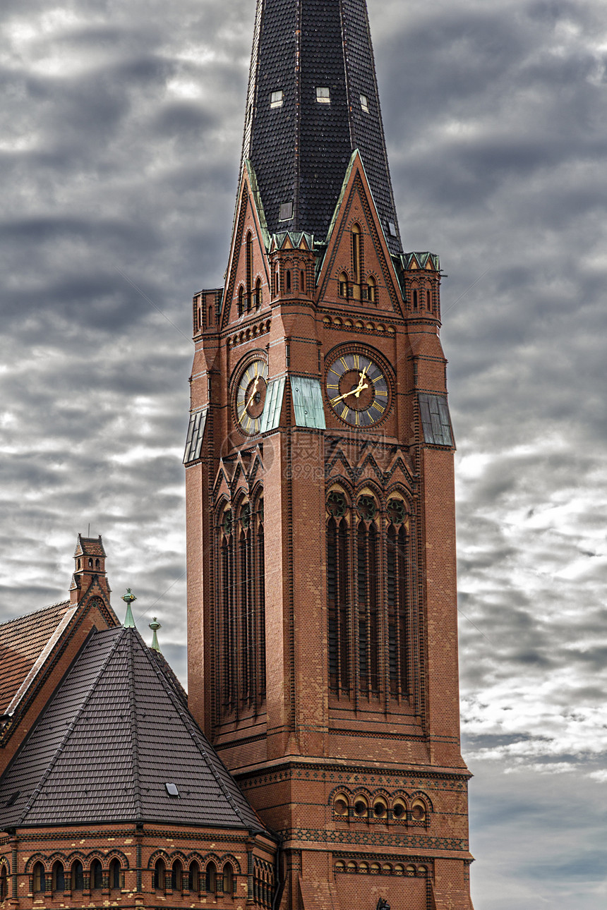 特写红砖尖塔 天空戏剧化教会石头尖顶建筑戏剧性红色时间历史性教堂时钟图片