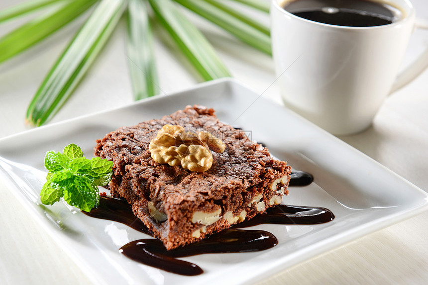 布朗尼食物咖啡甜点小吃盘子薄荷背景巧克力热量坚果图片