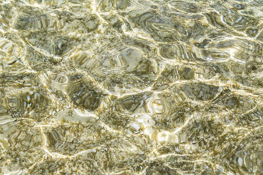 清晰的海洋水面表面 有背景反射季节太阳液体活力涟漪热带墙纸波纹阳光海浪图片