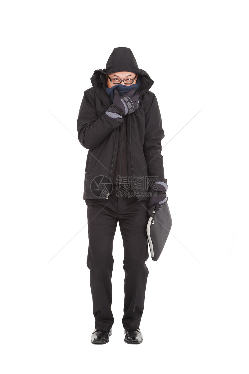 青年商务人士颤抖身体和持有公文包成人外套帽子男性围巾寒冷男人冷藏夹克毛衣图片