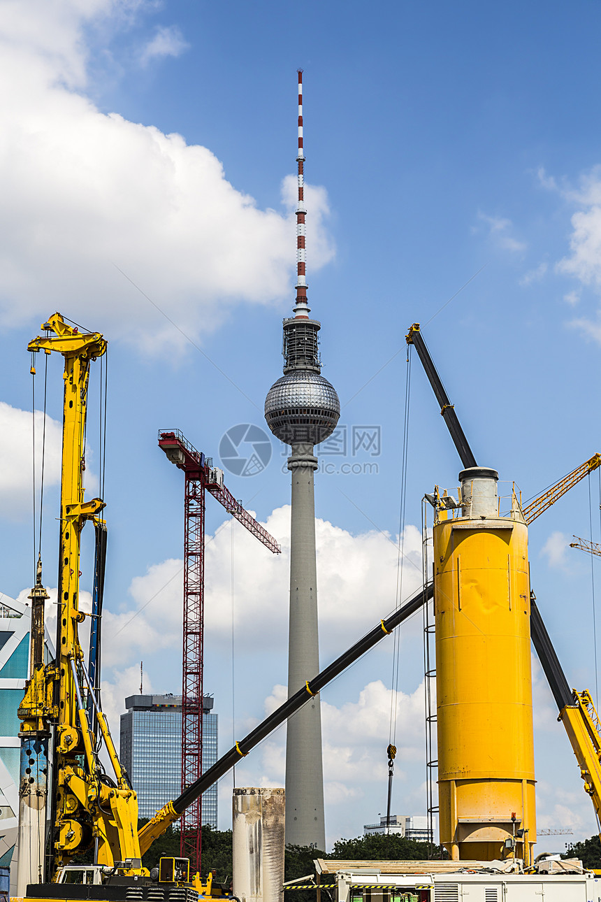 一座巨大的建筑工地之间的贝尔林电视塔经济投资建筑业起重机景观电视橙子工作城市高楼图片