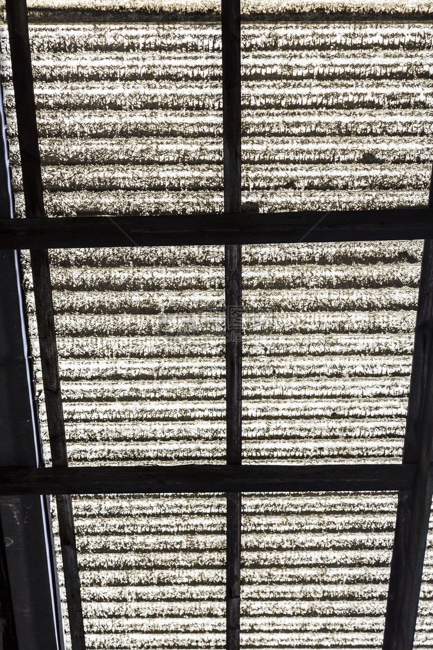 用生锈建筑的旧花旗式聚碳酸酯屋顶墙纸视图瓦楞栅栏灰色划伤瓷砖技术房子构造图片