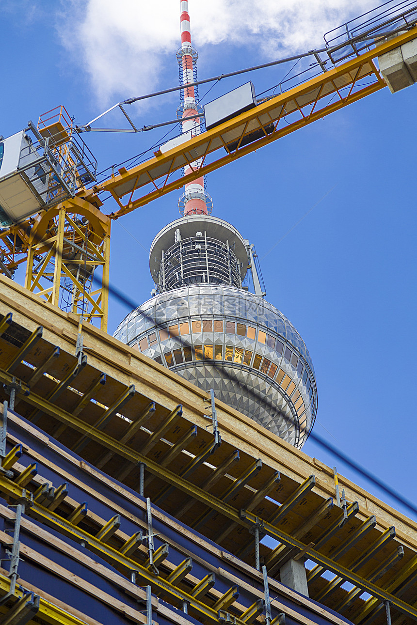 通过建筑工地看到Berlin 电视塔顶部起重机工程高楼景观投资机械工作建筑业经济城市图片