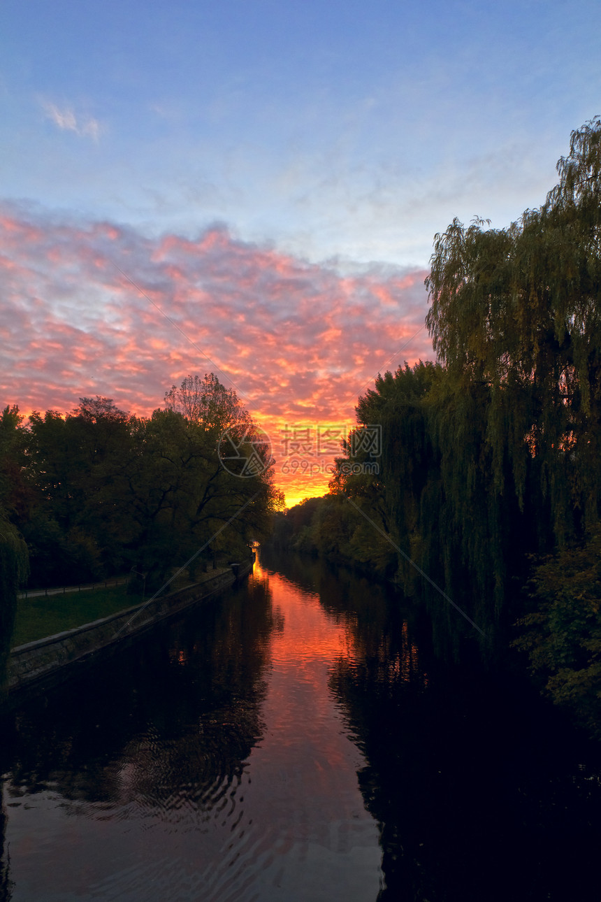 柏林日落运河太阳植物镜像景点天空蓝色图片