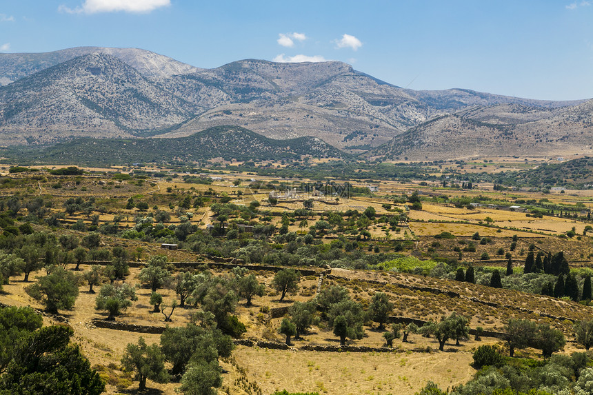 草地 山地和蓝天空的希腊风景 温度极低图片