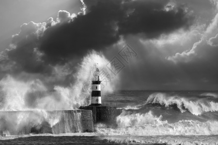 西汉姆海滨灯塔上坠落的波浪天空地平线洪水海浪风暴海景潮汐海水地标码头背景