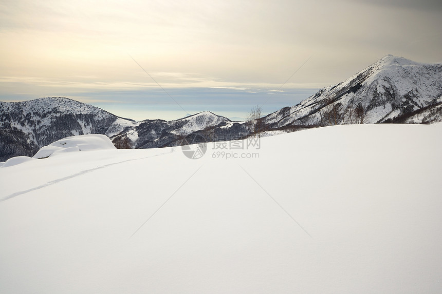 阿尔卑山云视图背光风景天空冰川季节全景粉雪自由冒险图片