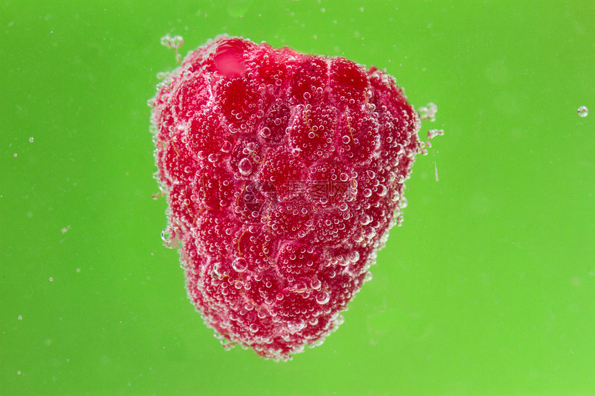 含有水中泡泡的草莓气泡水果苏打食物海浪宏观覆盆子浆果矿泉水液体图片