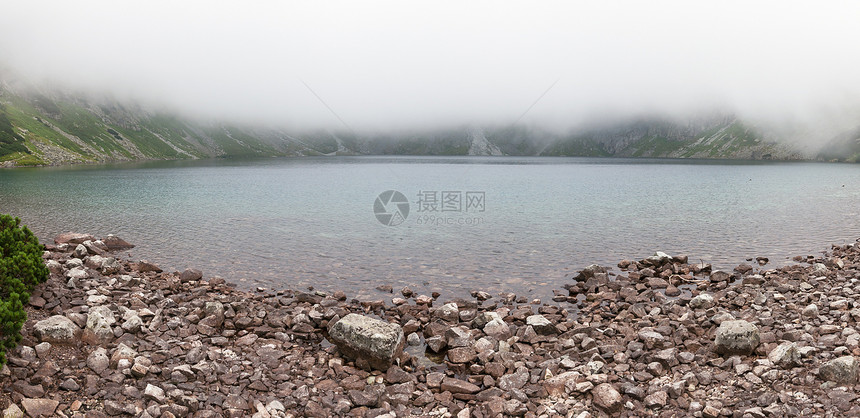 黑湖上空的厚云图片